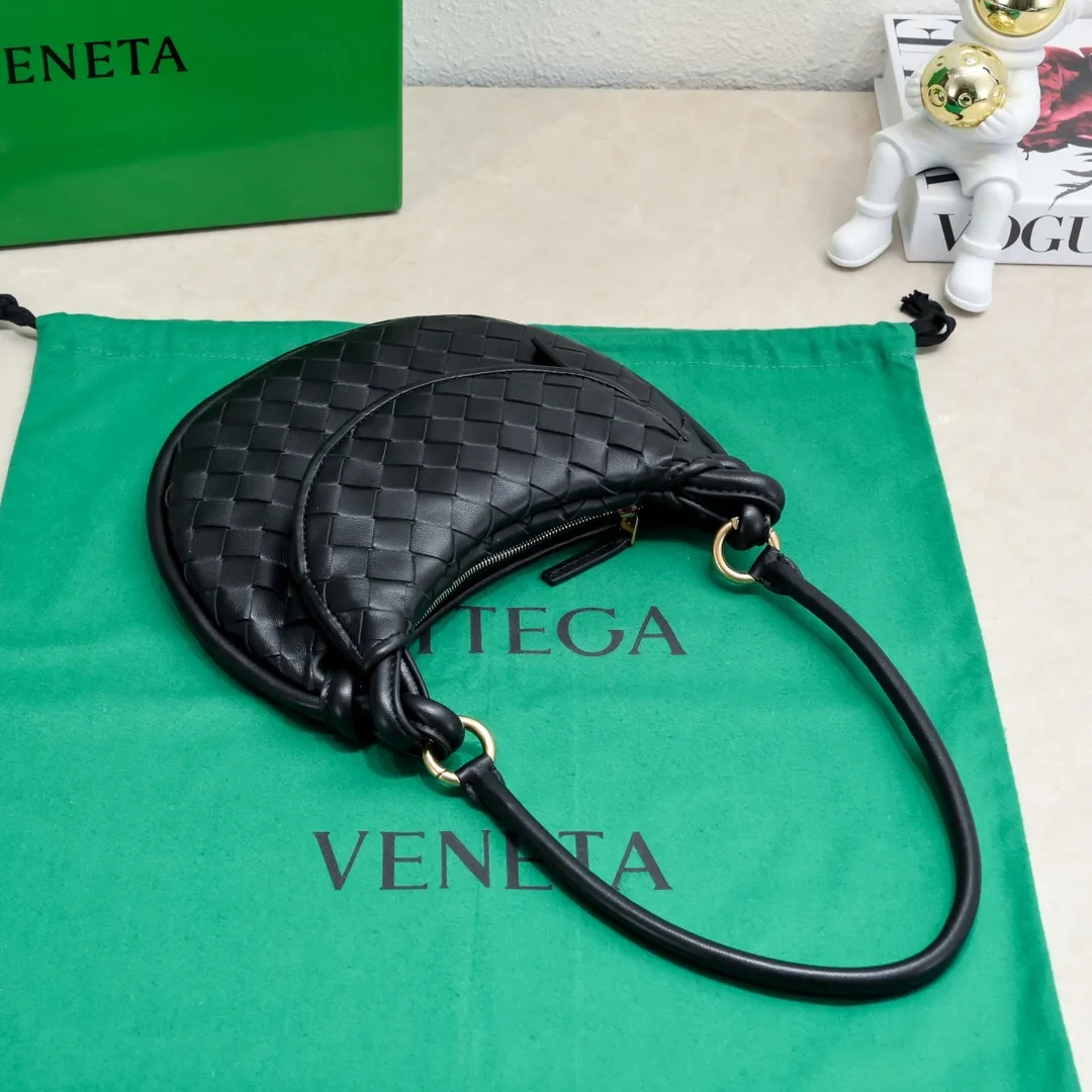 Batch 1460 Bv Shu Qi's same "Gemelli" twin bag, locked in advance, 24 years of hot style💕 Gemelli, which is paired with two half-moon-shaped bags, matched with the brand's iconic intrecciato woven sheepskin, equipped with a detachable tubular handle, which can be used as a clutch bag, on the shoulder or by flipping the small crescent moon as a handle, or as a long shoulder strap🉑️crossbody The dual design has a personalized yet charming attitude, and the eye-catching visual impact brings an elegant and fashionable feeling. It is a bag worth buying💥There are 3 sizes to choose from.  Size: 24.5x19x7, plus long shoulder strap ➕80 Model: 6764